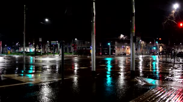 Una Noche Reflejos Colores Bajo Lluvia Una Intersección Con Semáforos — Vídeos de Stock