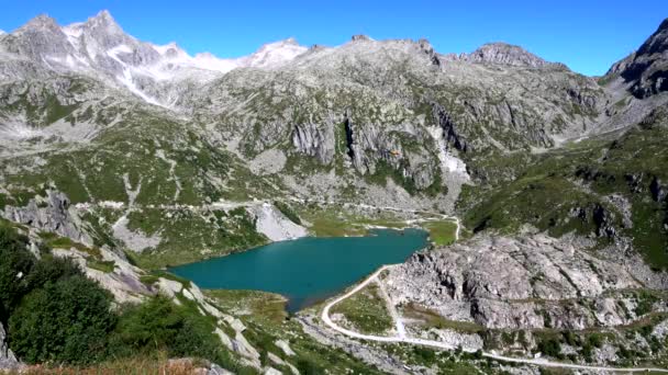 Hubschrauber Fliegt Über Fantastischem Alpensee — Stockvideo