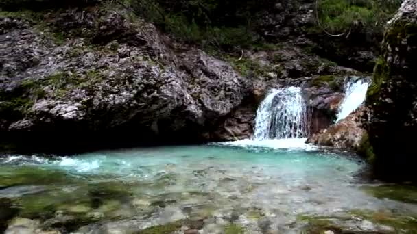 有高山溪流和绿松石水的夏季风景 — 图库视频影像