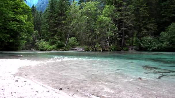 Φανταστική Αλπική Λίμνη Γαλάζια Νερά Και Λευκή Άμμο — Αρχείο Βίντεο