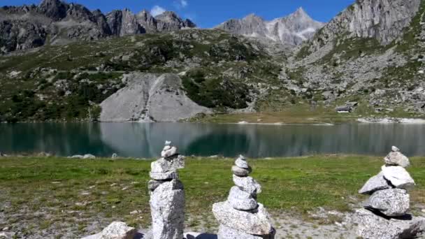 Stone Balancing Μια Αλπική Λίμνη Στους Δολομίτες — Αρχείο Βίντεο