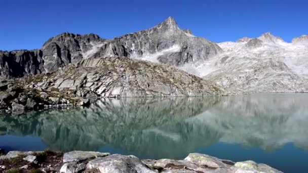 Καλοκαίρι Τοπίο Στη Λίμνη Παγετώνα — Αρχείο Βίντεο