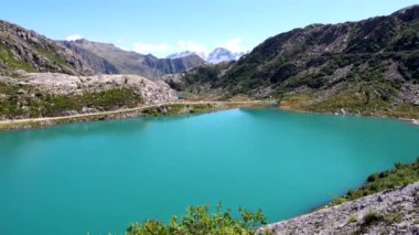 Turkuaz suyla muhteşem alp gölü.