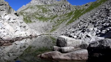 Dolomite Gölü üzerindeki yaz manzarası