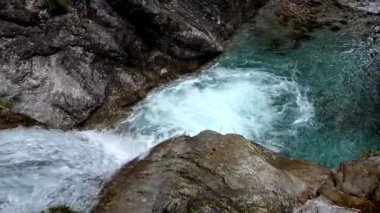 Vertova Vadisi 'nde kanyon şelaleleri ve turkuaz suyu olan bir dere.