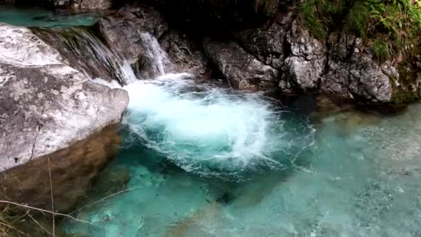 Val Vertova绿松石水的神奇溪流 — 图库视频影像