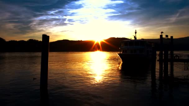 Boot Bei Sonnenuntergang Hafen Von Angera — Stockvideo