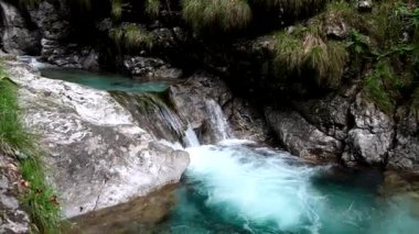 Şelale ve turkuaz suyla muhteşem bir akış.