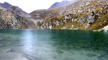 Lambin Dolomite Gölü 'nün üzerine yağan yağmurla muhteşem alp manzarası