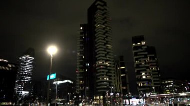 Gece Sahneleri - Milano 'da bir cumartesi akşamı trafiği olan meydan