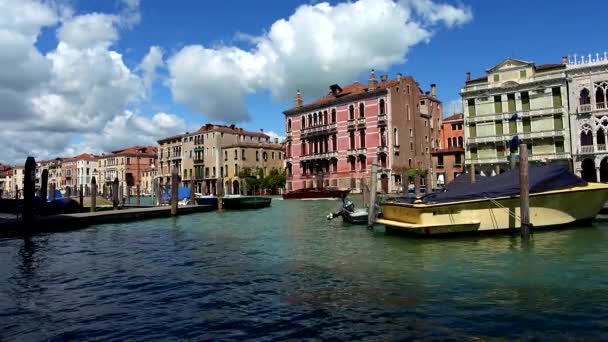 Entre Pontes Edifícios Antigos Grande Canal Veneza — Vídeo de Stock