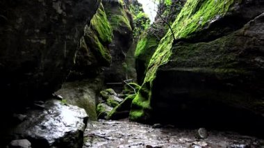  Orridi di di Uriezzo, kanyonları, kayaları ve dereleri keşfediyor.