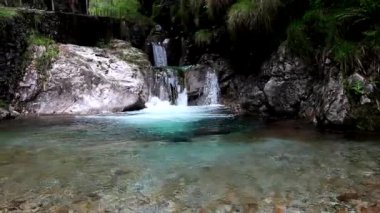 Vertova Vadisi 'nde fantastik şelale