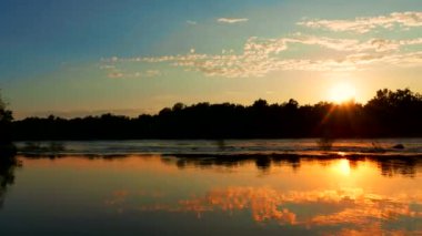  Gün batımında nehirde fantastik hareketlilik