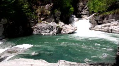 Uriezzo 'lu Antik Marmitte dei Giganti' yi keşfediyorum.