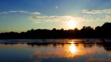 Hareketlenme - Bahar manzarası nehirde alacakaranlıkta