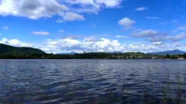  Motionlapse - Comabbio Gölü üzerindeki yaz manzarası