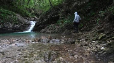  Çocuk Pozze di Erve 'yi keşfediyor.