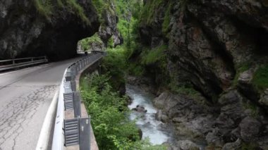 Taleggio Vadisi 'ne giden yolda bir motorcu.