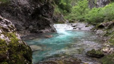 Val Taleggio 'nun turkuaz akıntısı, dağların arasında yaşayan bir tablo.