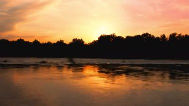  Zaman aşımı Nehirde fantastik bir gün batımı