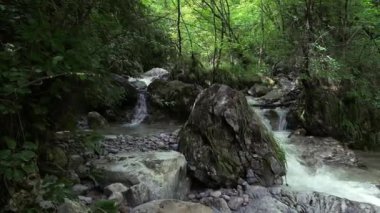  Görkemli Alp Çağı 'na giden nehir yolunu takip ediyoruz.