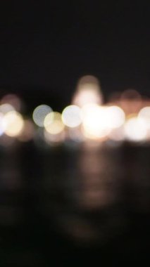Dikey - Bokeh - İtalya 'daki Como Gölü üzerinde gece manzarası