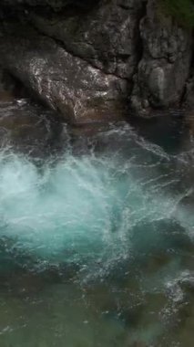 Val Vertova 'da turkuaz suyla muhteşem bir şelale.