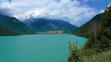 Muhteşem Molveno Gölü 'nün turkuaz sularıyla Dolomite manzarası