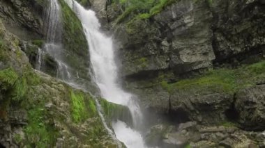  Valesinella 'nın orta şelalesinin muhteşem manzarası.