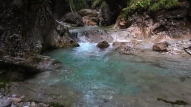 Turkuaz suyu olan bir Dolomite torrentinde peyzaj