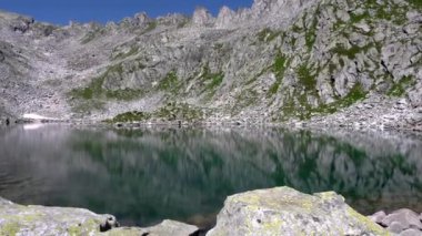 Nambrone 'un buzul gölü üzerindeki muhteşem ay manzarası