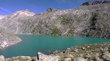 Vedretta Dolomite Gölü 'nün üzerindeki ay manzarası