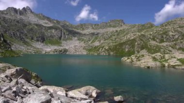 Gelato Gölü üzerindeki yaz manzarası
