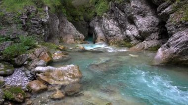 Dolomitlerin berrak suları, turkuazın içine bir yolculuk.