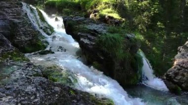 Vallesinella Dolomite şelalelerinin cazibesi