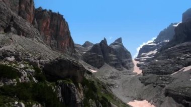 Dolomitlerin aşınmasından dolayı pembe karlı muhteşem Alp manzarası.