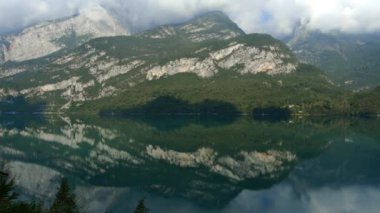  Molveno, Dolomitlerin göle yansıdığı yer.