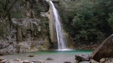 Ampola Dolomite şelalesinde yağmurlu bir gün