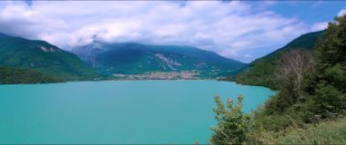 Muhteşem Molveno Gölü üzerindeki Dolomite manzarası turkuaz sularıyla - Anamorfik Lens