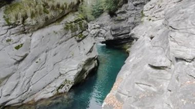 Antigorio Vadisi 'nin harikaları Marmitte dei Giganti' yi keşfediyor.