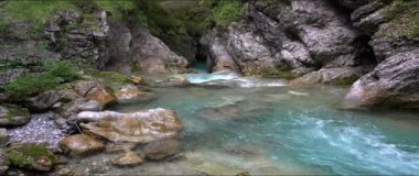 Dolomitlerin kristal berrak suları, turkuazın içine bir yolculuk - Anamorfik lens