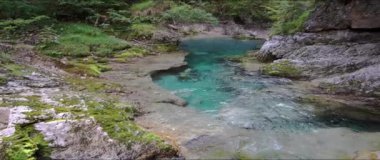  Turkuaz suyla Alp akıntısı üzerinde fantastik manzara - Anamorfik lens