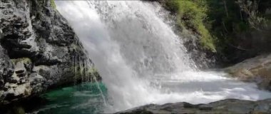 Muhteşem Dolomit şelaleleri, bilinmeyen konum - anamorfik lens