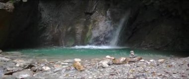 Gorg Abiss şelalesinin muhteşem yaz manzarası - Anamorfik lensler