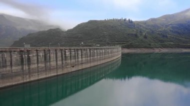 Morasco Gölü 'nün cazibesi, bir dağ cenneti.