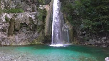 İtalya 'daki Ampola şelalelerinin muhteşem manzarası.