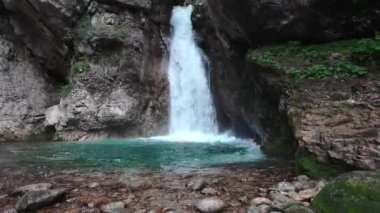 Muhteşem Manzaralar - İtalya 'da Pison Şelalesi