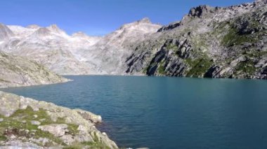 Vedretta 'nın buzul gölünde yaz manzarası