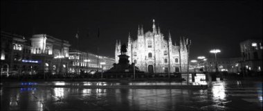 Siyah ve Beyaz - Yağmurda Milan Katedrali üzerinde gece manzarası